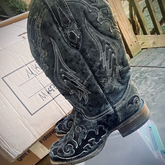 Ladies size 8 Corrals (black) - Picture 3 of 5